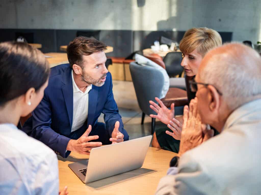 Communication crise journaliste homme agacé