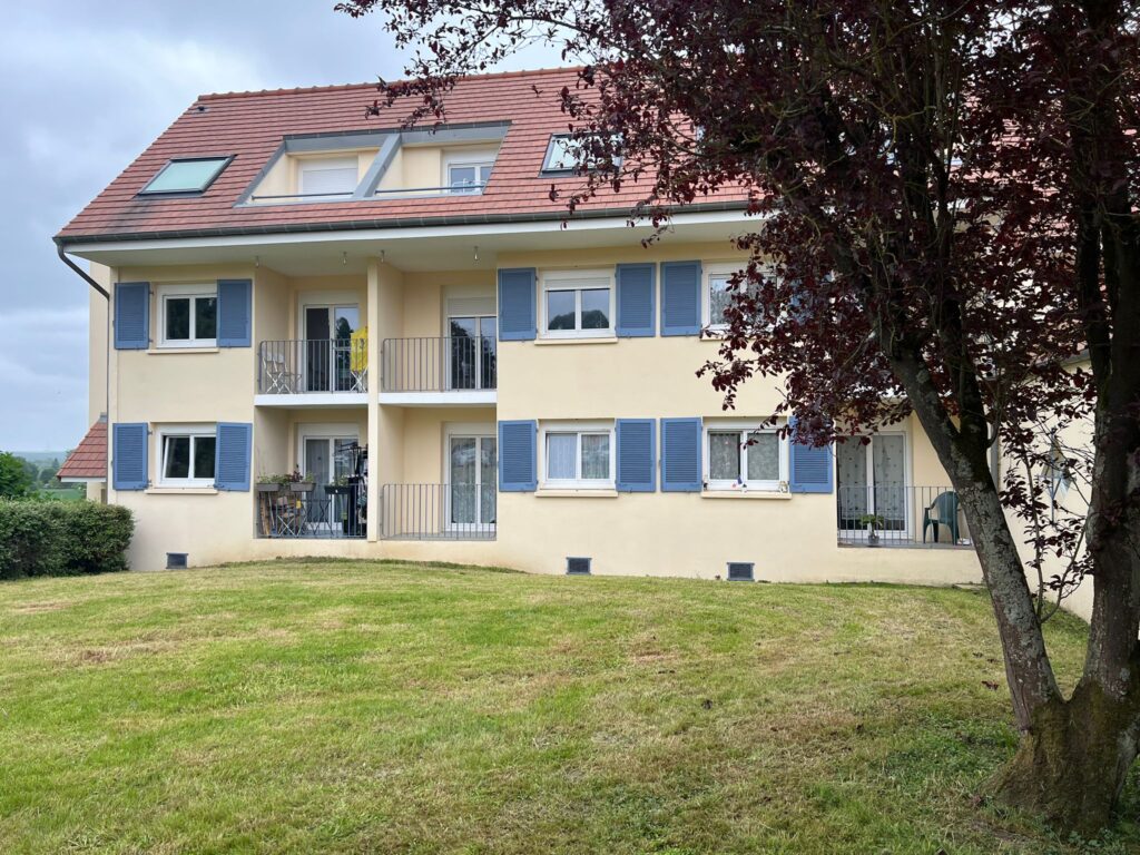 En 2020, les travaux de réhabilitation des résidences sont lancés pour un montant global de près de 21M€. D’abord par un projet de réhabilitation de 6 résidences pour un budget de près de 7.8 M€ puis des 9 suivantes pour un montant de plus de 13 M€. Le projet d’AUNEUIL représente 1,6 M€ pour 49 logements.