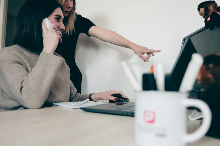 Tenir un fichier contacts est le 3e conseil pour contacter un journaliste pour vos relations presse.
