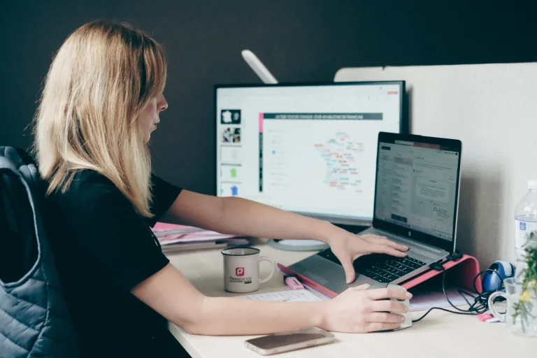 Léa, notre attachée de presse prépare votre plan presse